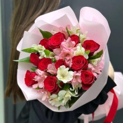 Valentino Pasiūlymas: Gėlių Puokštė „Rožės - Alstromerijos“