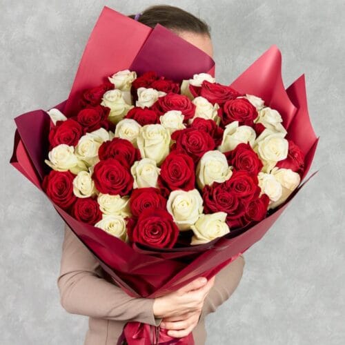 Valentino Pasiūlymas: Rožių Puokštė „Balta - Raudona“